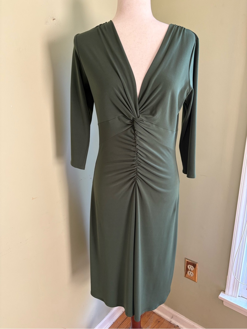 Laundry by Shelli Segal  Ruched V-Neck Jersey Midi Dress. Olive green Size 10